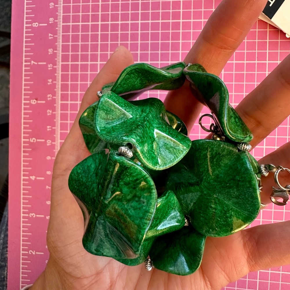 Nine West Vibrant Green lotus leaves Necklace 22” - Picture 8 of 8